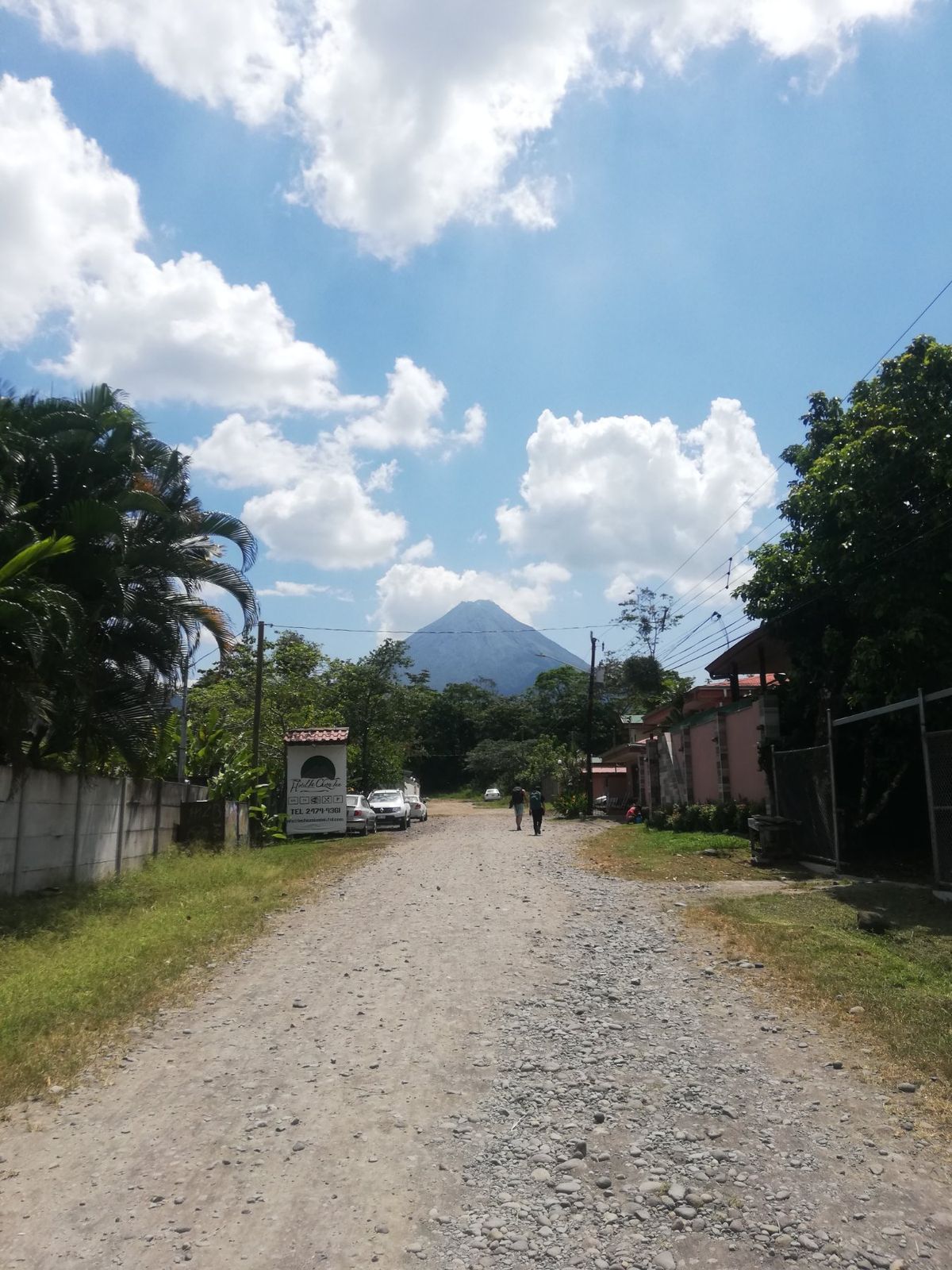 今も活動中のアレナル火山とその周辺の観光拠点となるフォルトゥーナ。美しく雄...