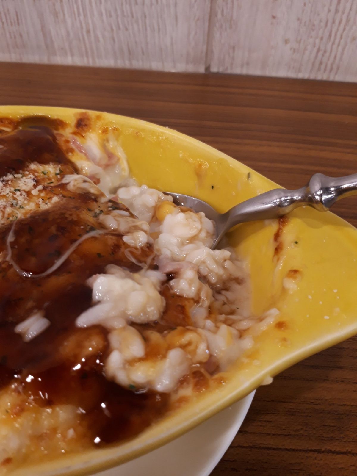 適当に頼んだらグラタン出てきたwww台湾でwwグラタンwww

めっちゃ草...