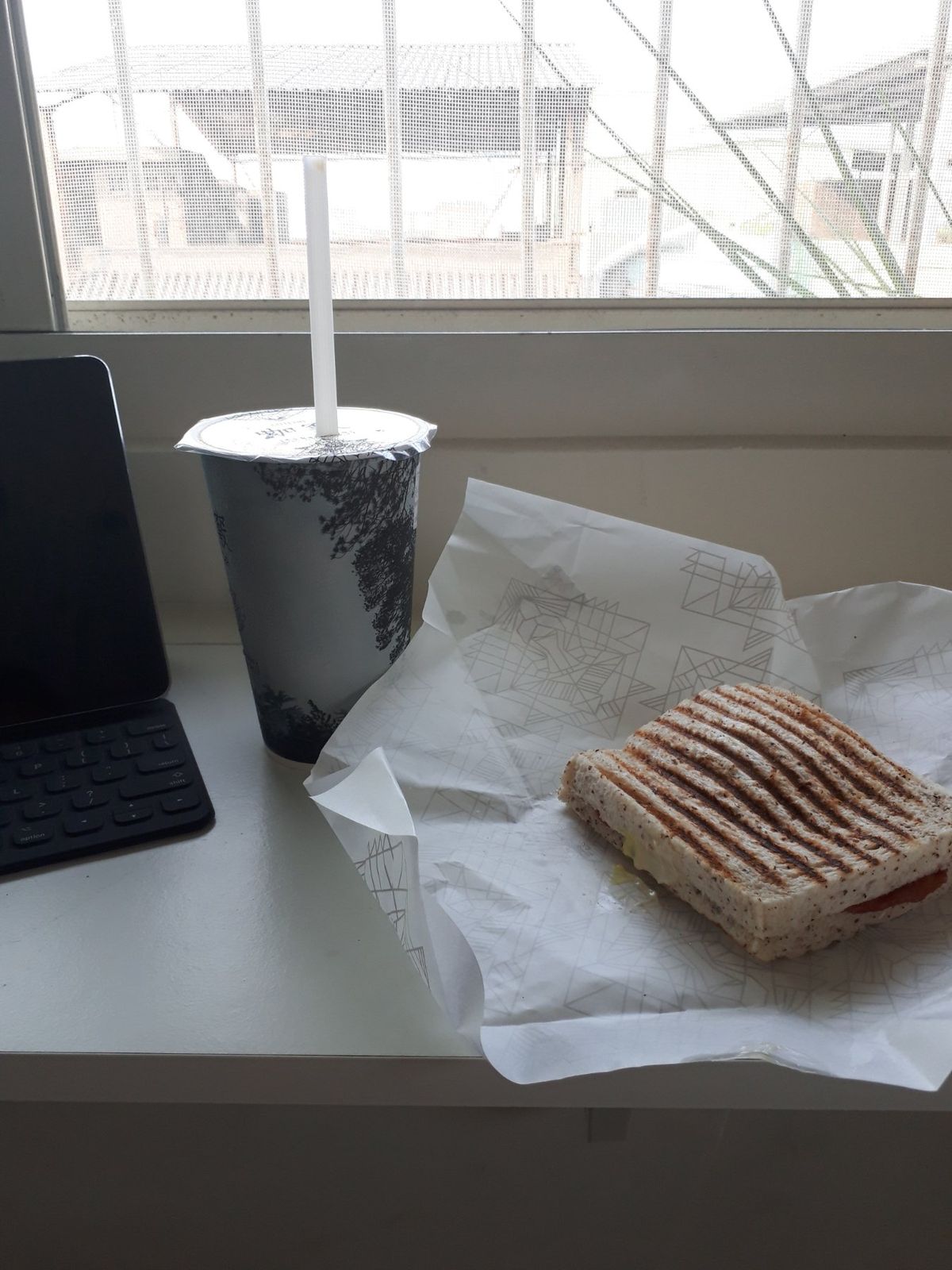 適当に頼んだらグラタン出てきたwww台湾でwwグラタンwww

めっちゃ草...