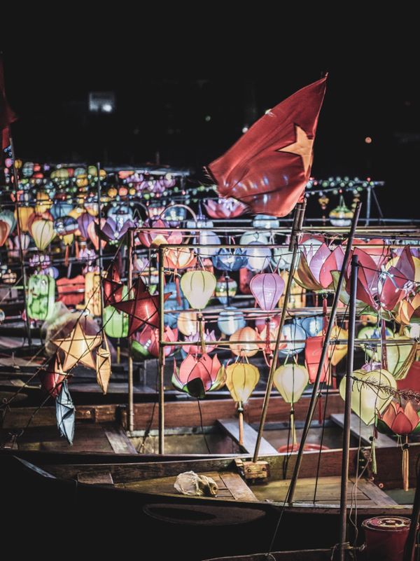 ベトナム・ダナン「ベトナム　ダナン・ホイアン」の写真：トゥボン川の外れに並ぶ、客を待つランタン...