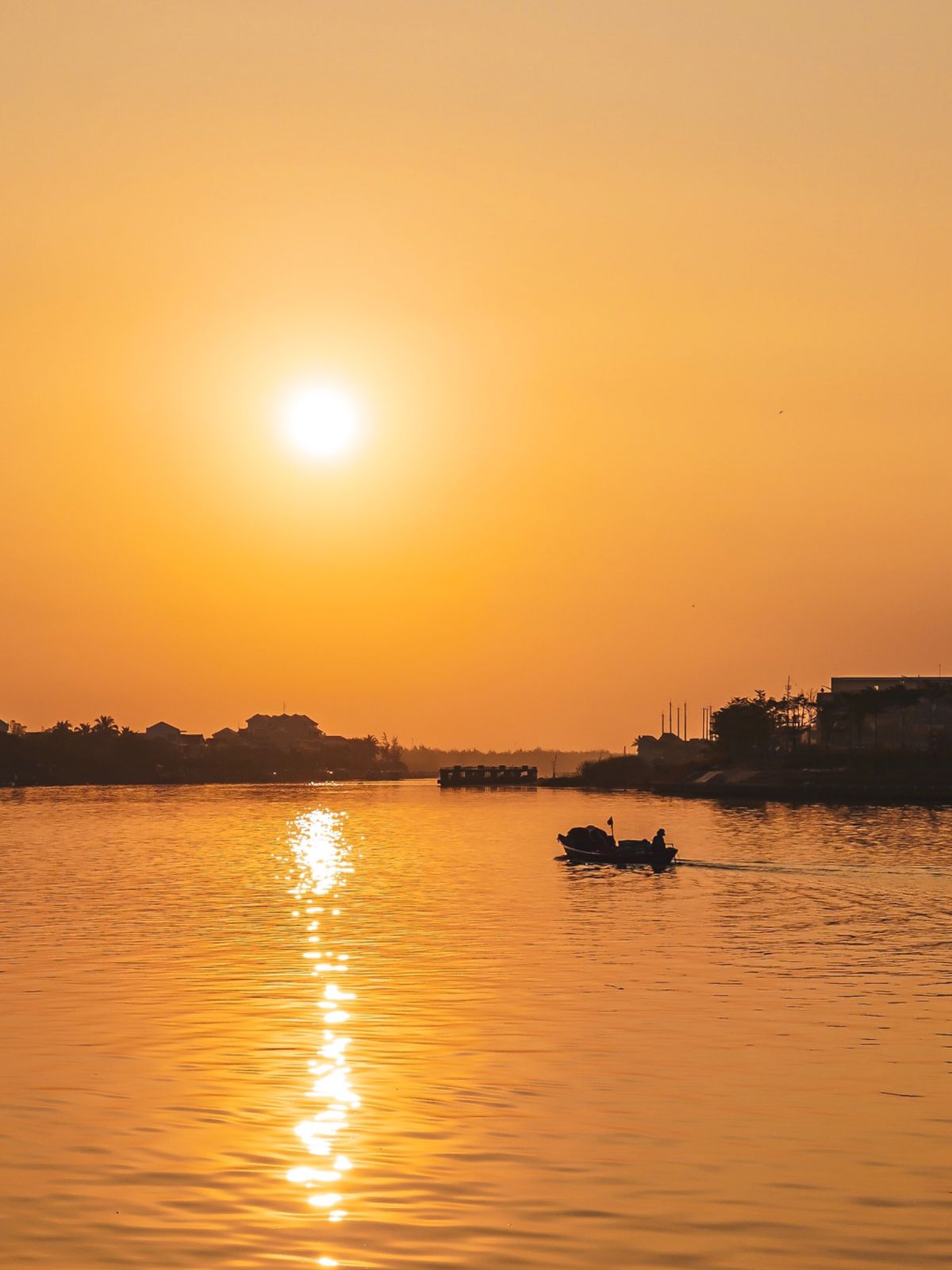 朝6時半。ホテルの朝食を食べに1階のレストランへ行く。昨夜フォーを食べた所...