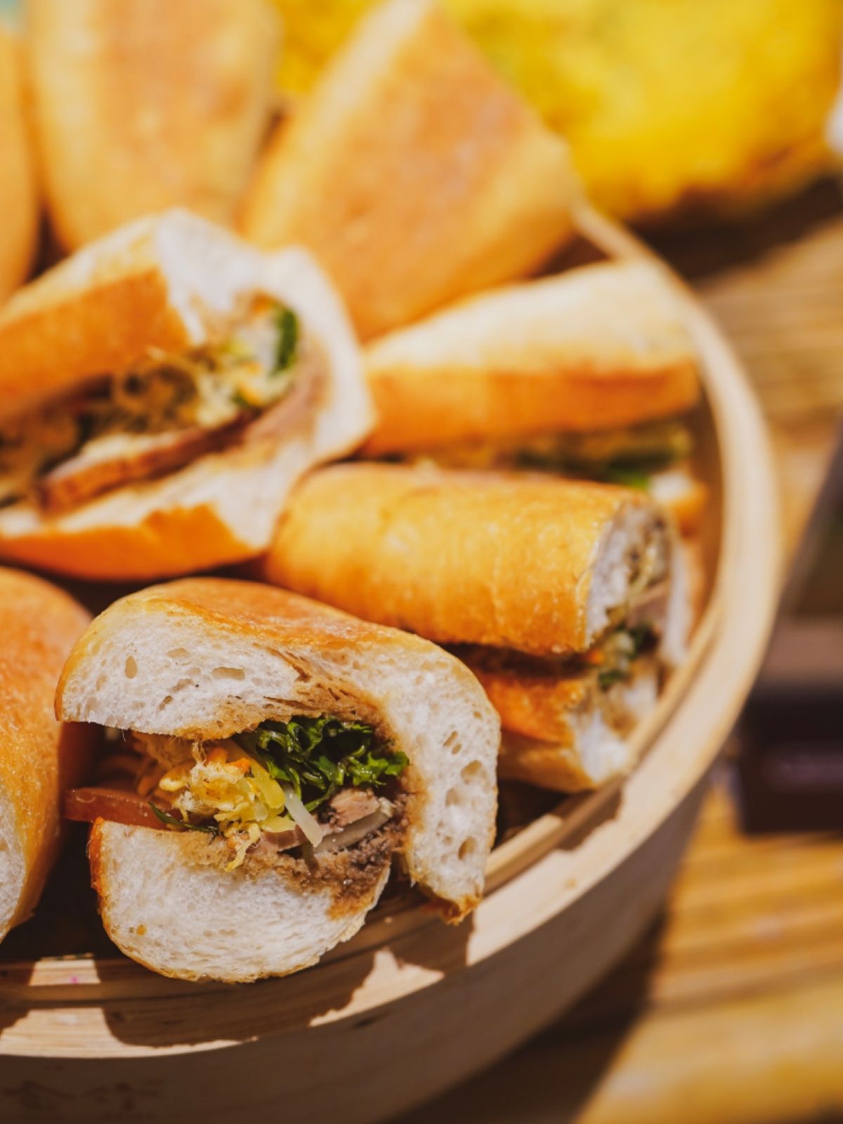 朝6時半。ホテルの朝食を食べに1階のレストランへ行く。昨夜フォーを食べた所...