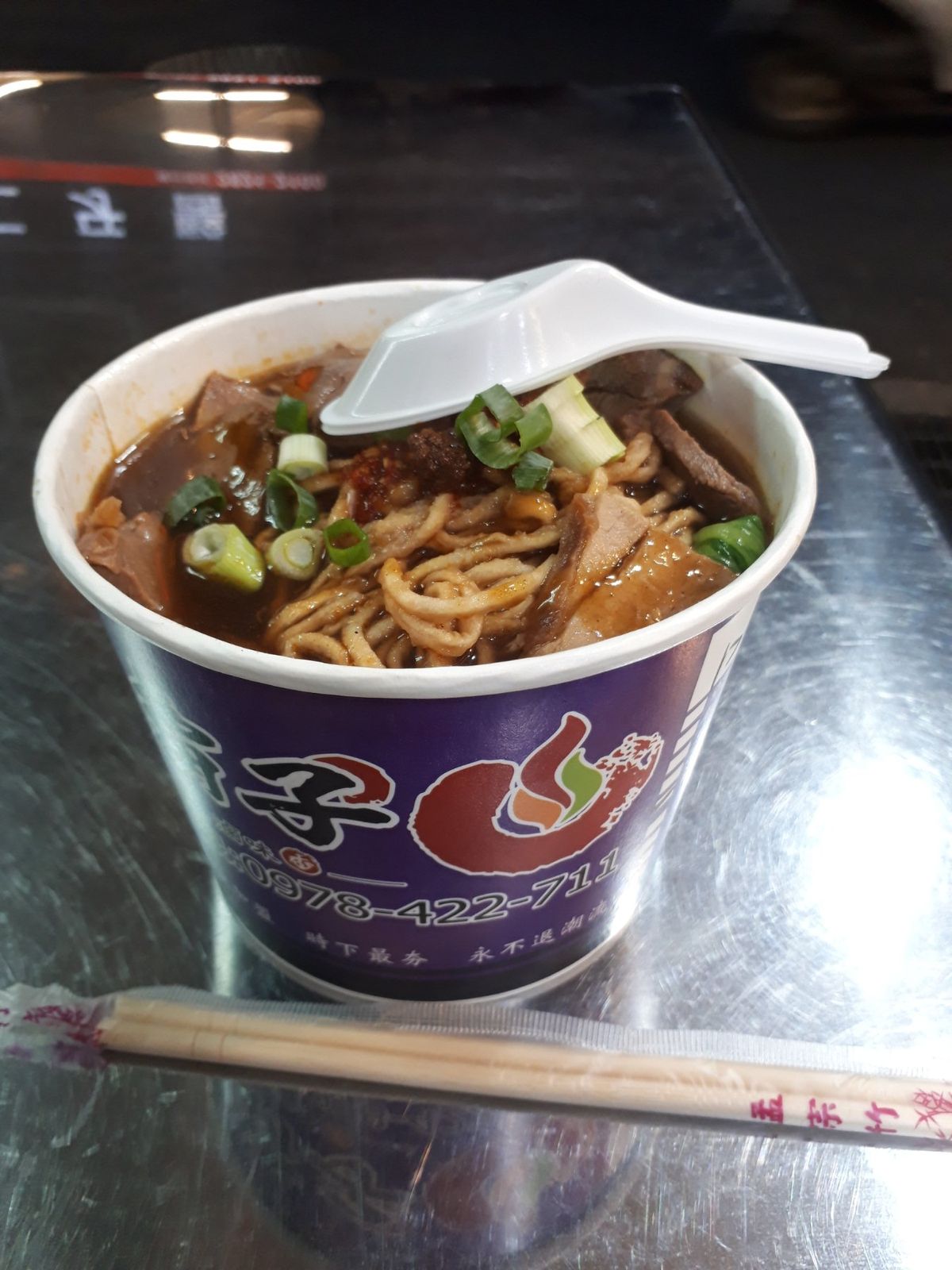 カップ麺だと…！店で食べるカップ麺とかもうジャンク感がスゴい。地元の高校生...