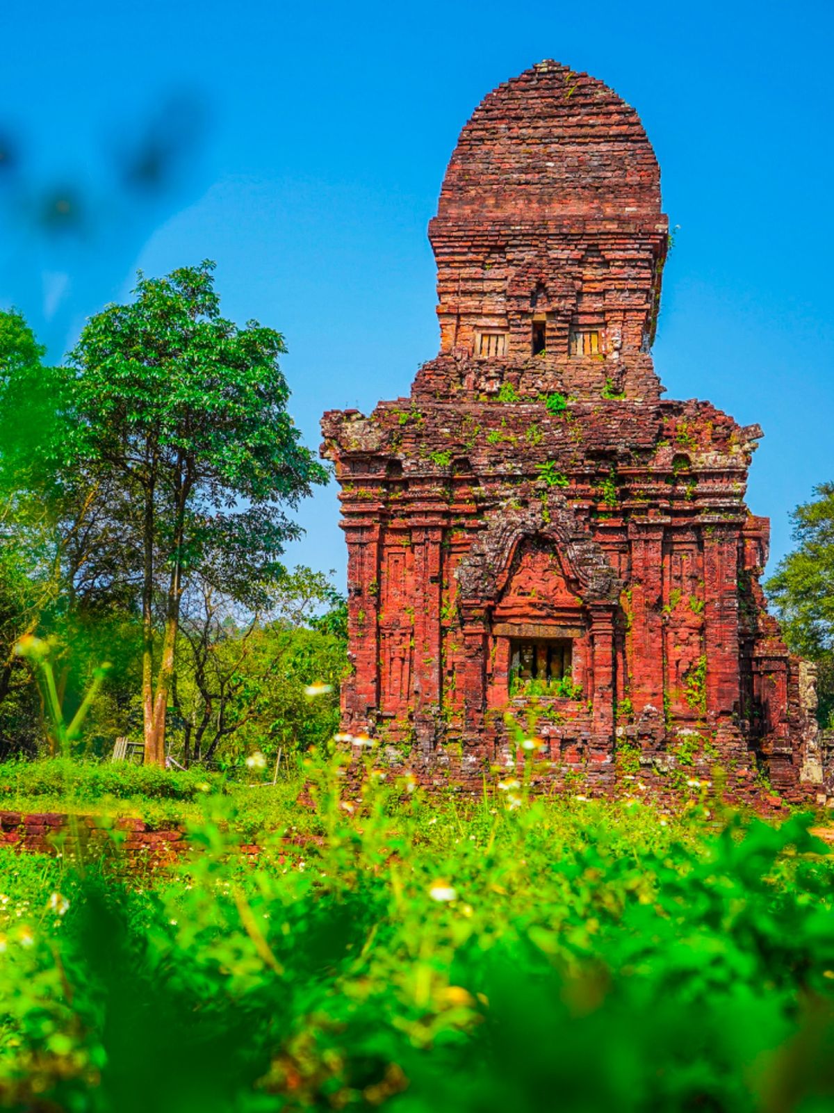 ミーソン遺跡には3,4組の観光客しかいなかった。とても静かだ。遺跡はベトナ...