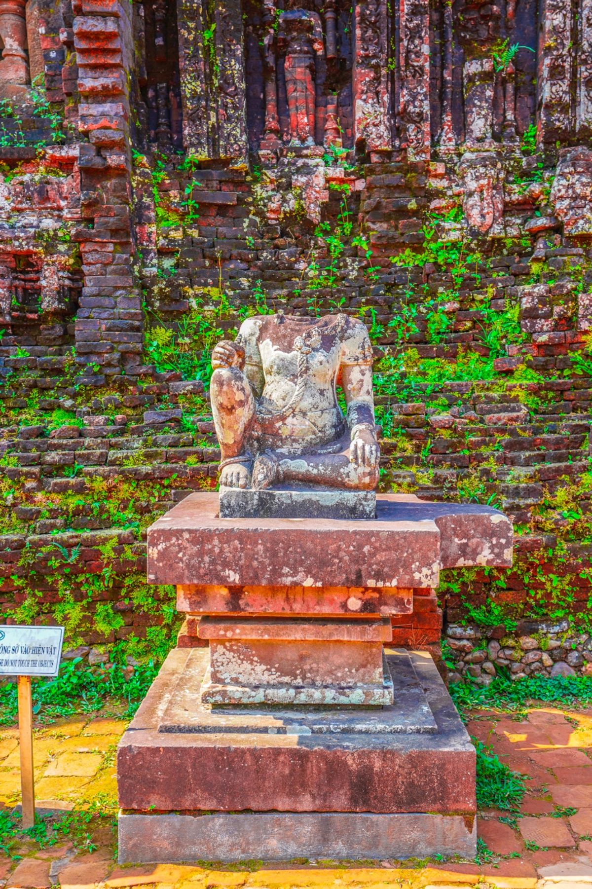 ミーソン遺跡には3,4組の観光客しかいなかった。とても静かだ。遺跡はベトナ...