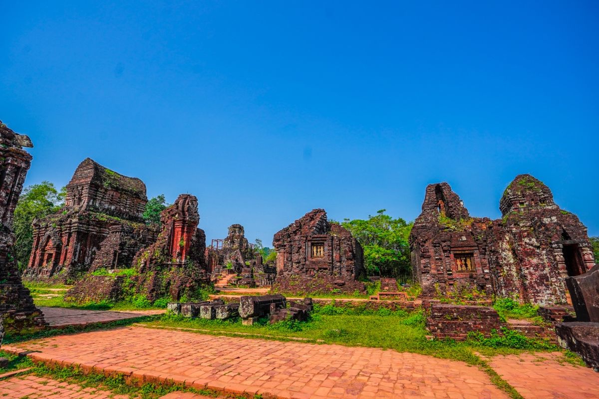 ミーソン遺跡には3,4組の観光客しかいなかった。とても静かだ。遺跡はベトナ...