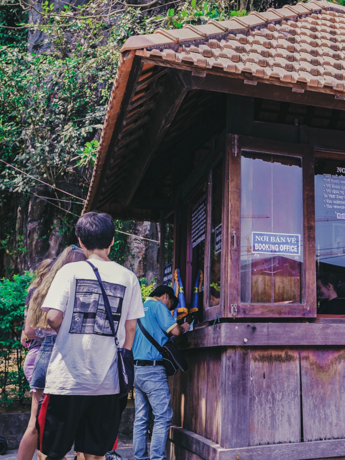 五行山の入り口でチケットを買う。入山料は約200円。入り口の右手には険しい...