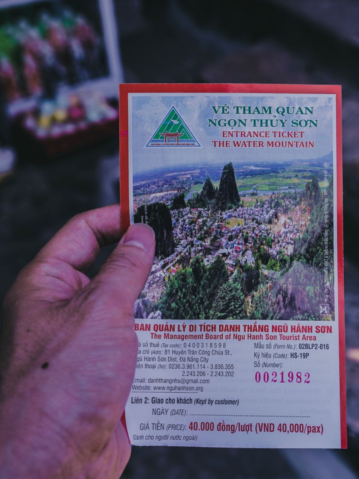 五行山の入り口でチケットを買う。入山料は約200円。入り口の右手には険しい...