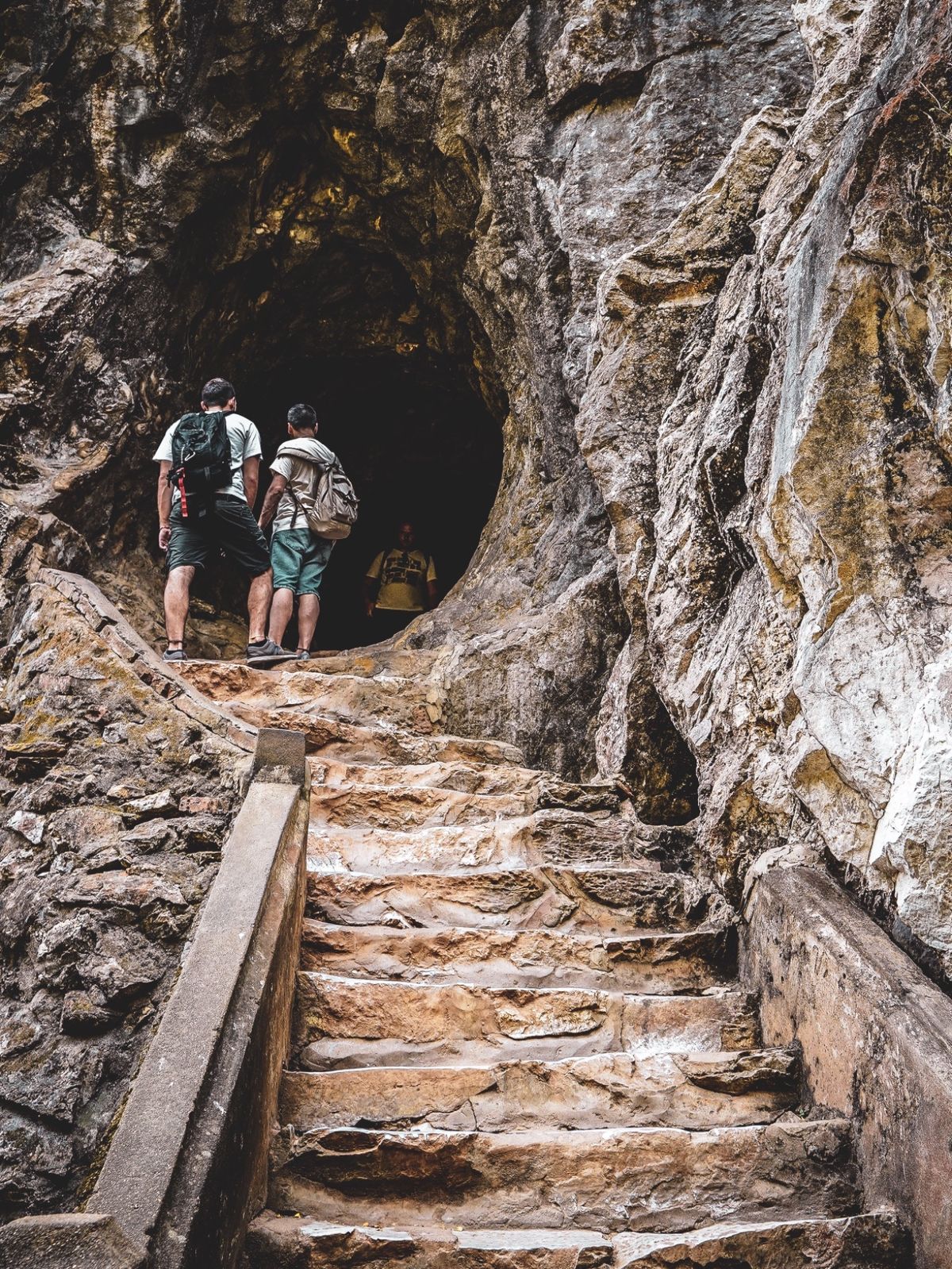 息を切らし階段を上る。龍がいて、お線香が焚いてあり、塔もあった。しかし孫悟...