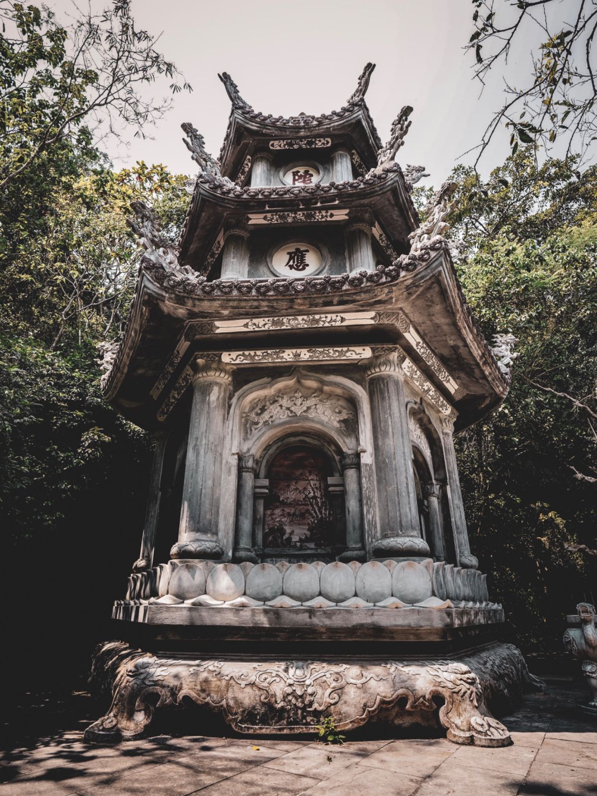 息を切らし階段を上る。龍がいて、お線香が焚いてあり、塔もあった。しかし孫悟...