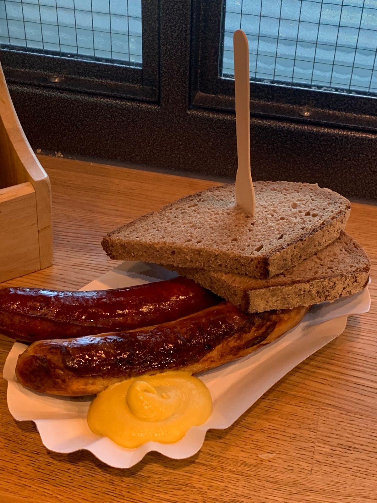 トランジットのフランクフルト空港でソーセージ。うまい。左ビーフ、右がポーク...