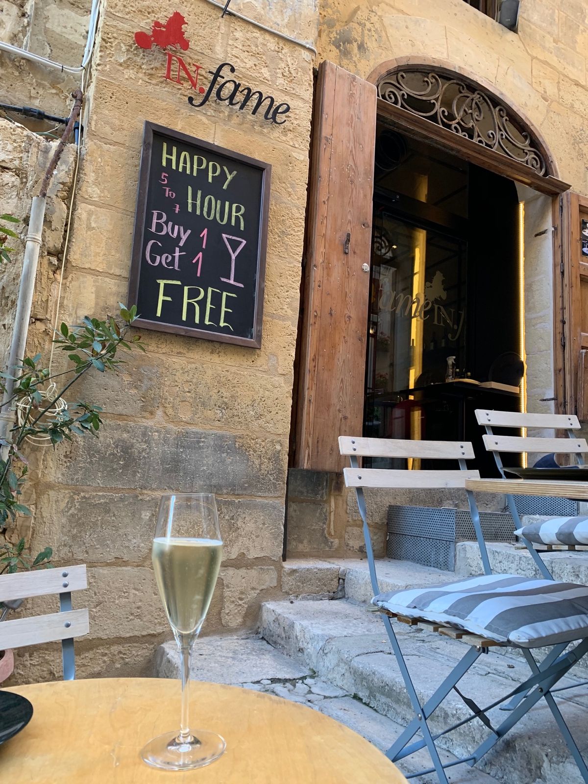 移動で疲れたのでマッサージ。バレッタってマッサージの店ってほぼなし。でもな...