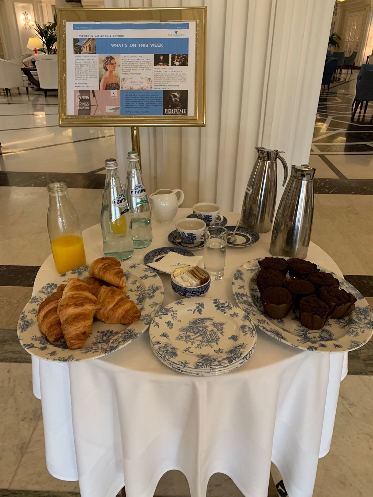 ホテルのモーニングは7時からみたいでしまってたけど、手前にコーヒーとクロワ...