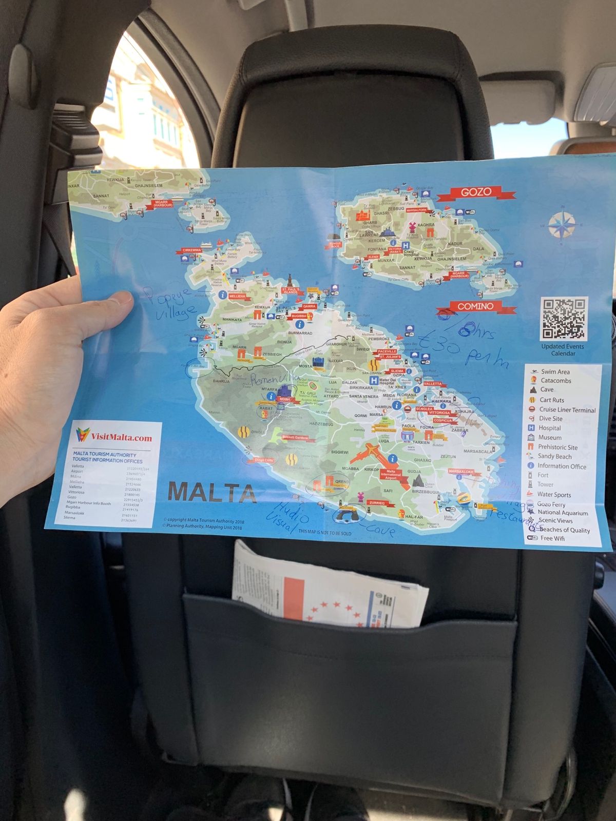 今日はマルタ島一周してみる。ホテルの人に色々聞いて、車をチャーター。1時間...