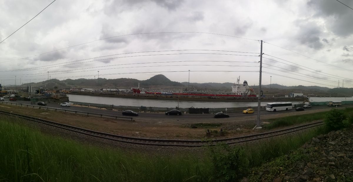 世界の十字路パナマシティ。新市街には高層ビルが立ち並び、一方の旧市街も外装...