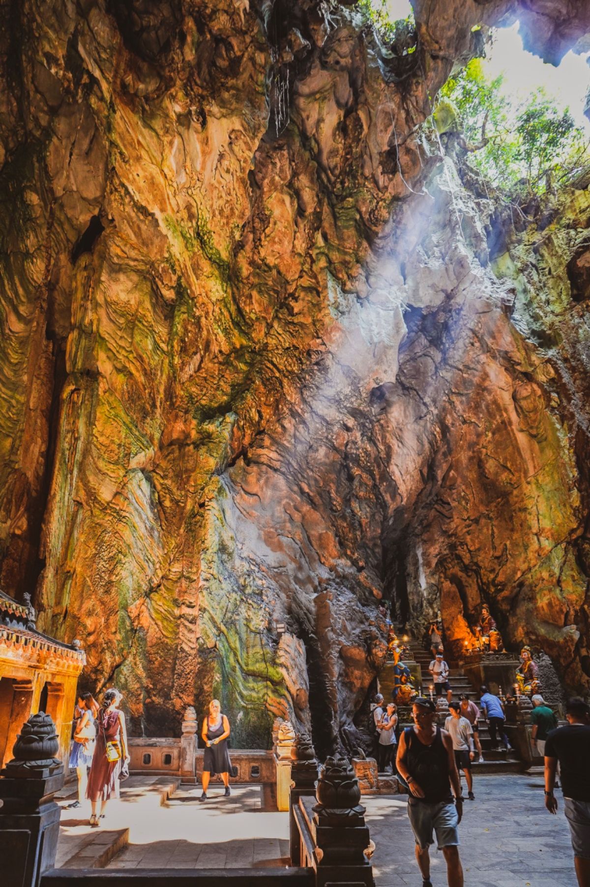 洞窟の最深部は五行山の中で一番の大きさだった。天井は高く穴が空いている。そ...
