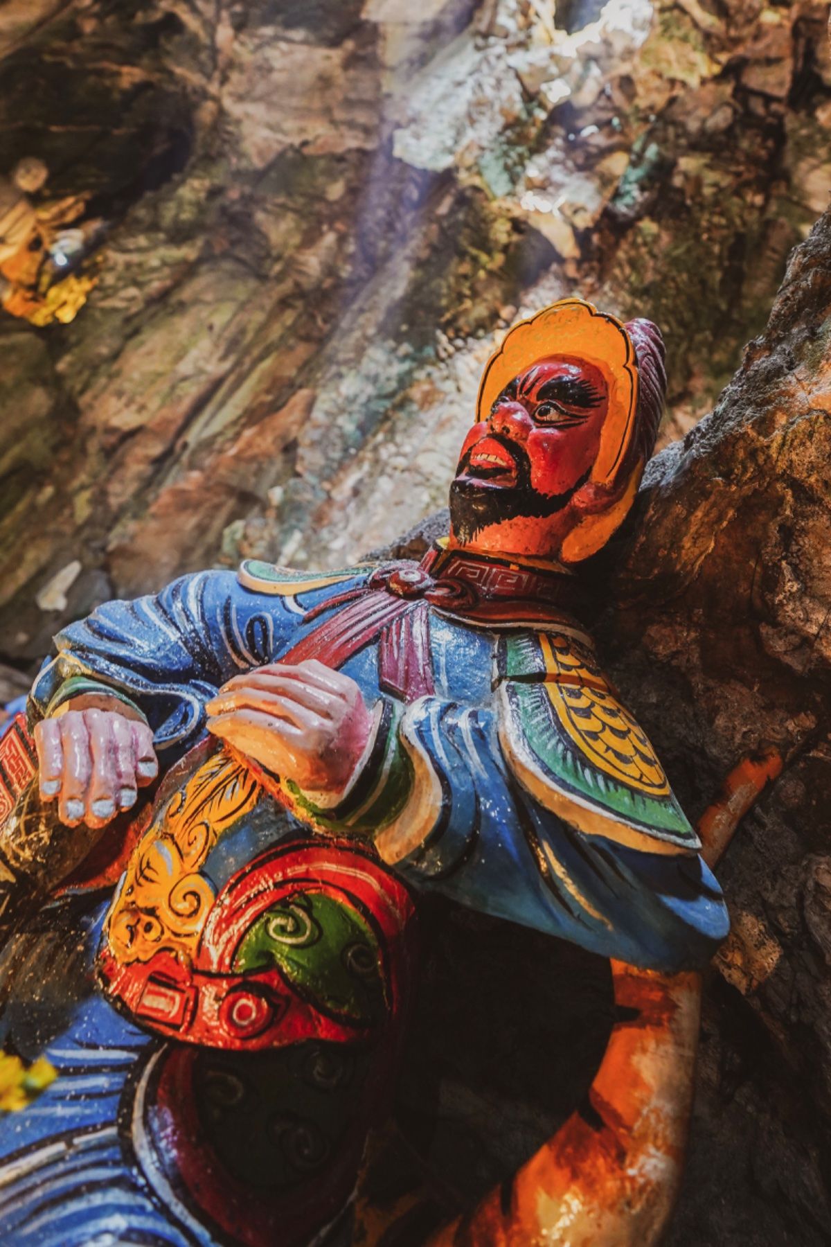 洞窟の最深部は五行山の中で一番の大きさだった。天井は高く穴が空いている。そ...