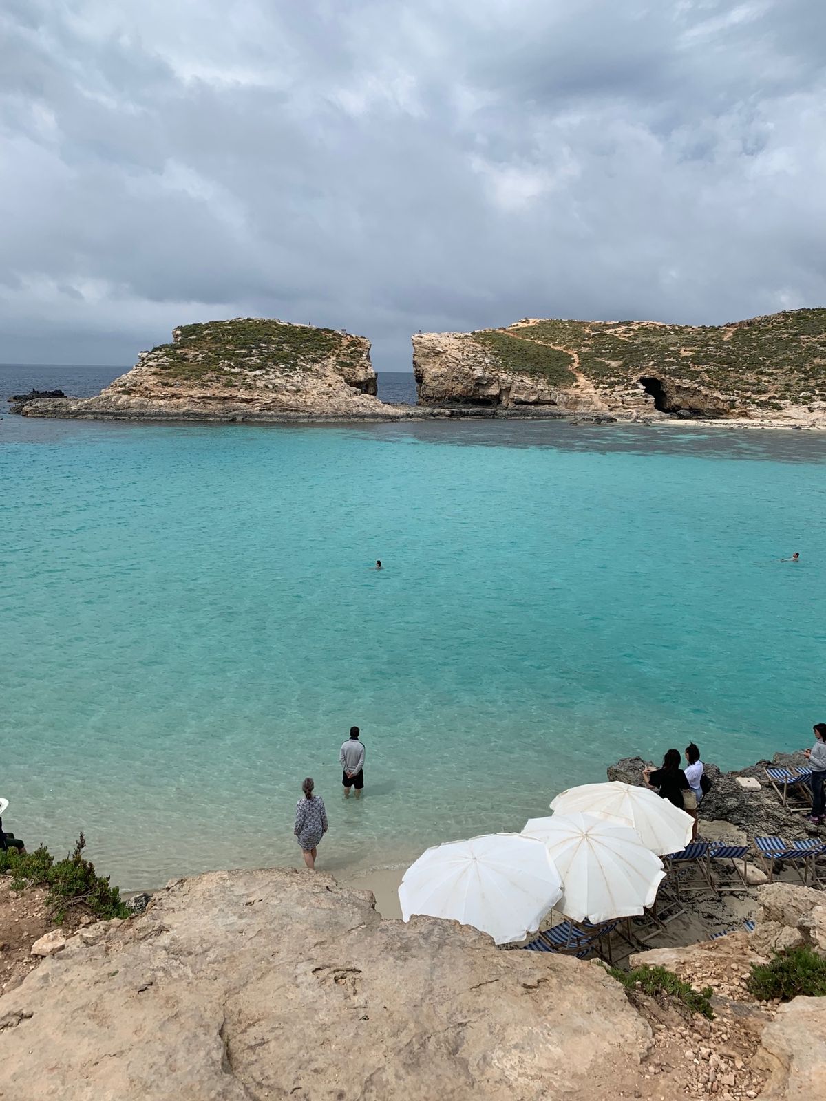 コミノ島のブルーラグーン。ものすごくきれい！しかし風が強く天気も曇りで寒すぎた！