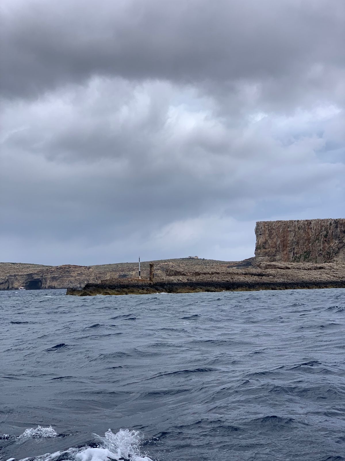 こういう岸壁をみているとモンテクリスト伯を想像する。