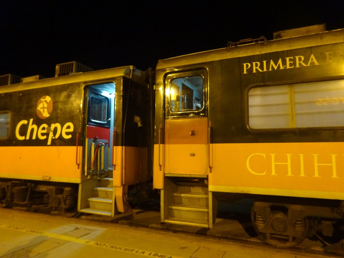 早朝、ChepeでLos MochisからCreelに向かう。山の中をひた...