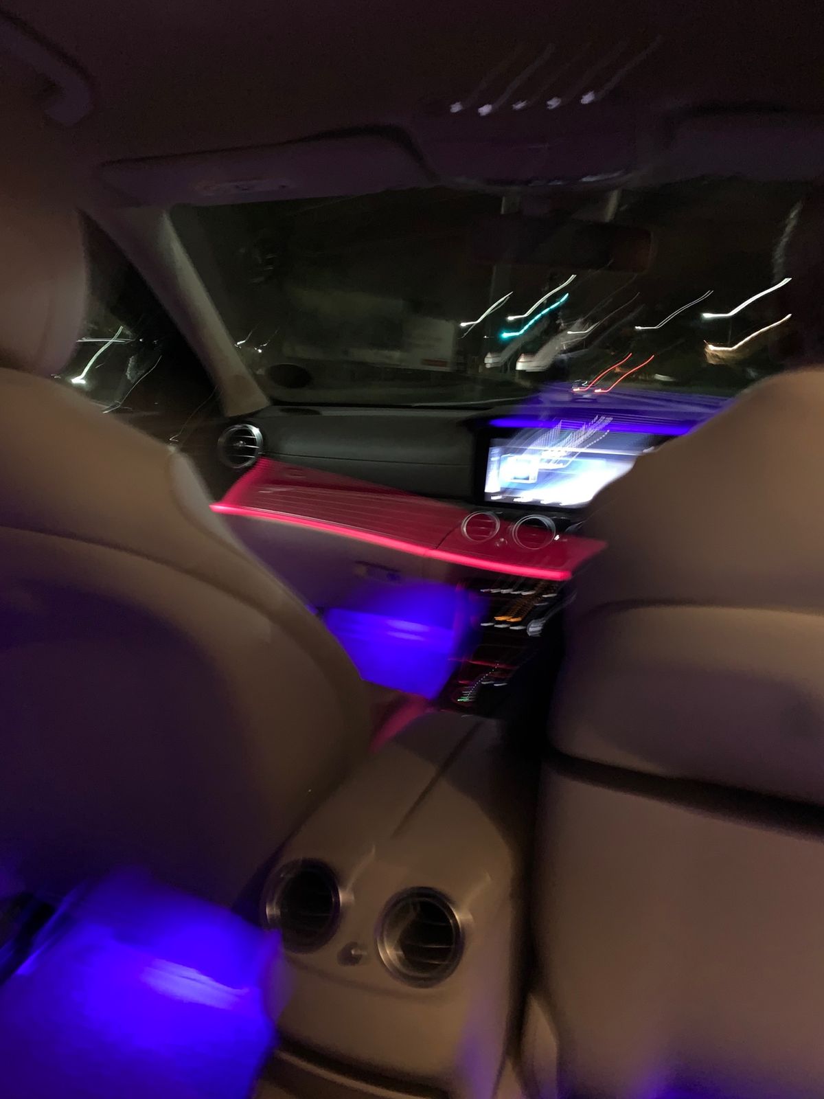 出発5分前に起きる。なんとか空港に間に合う。あぶなかった、、。