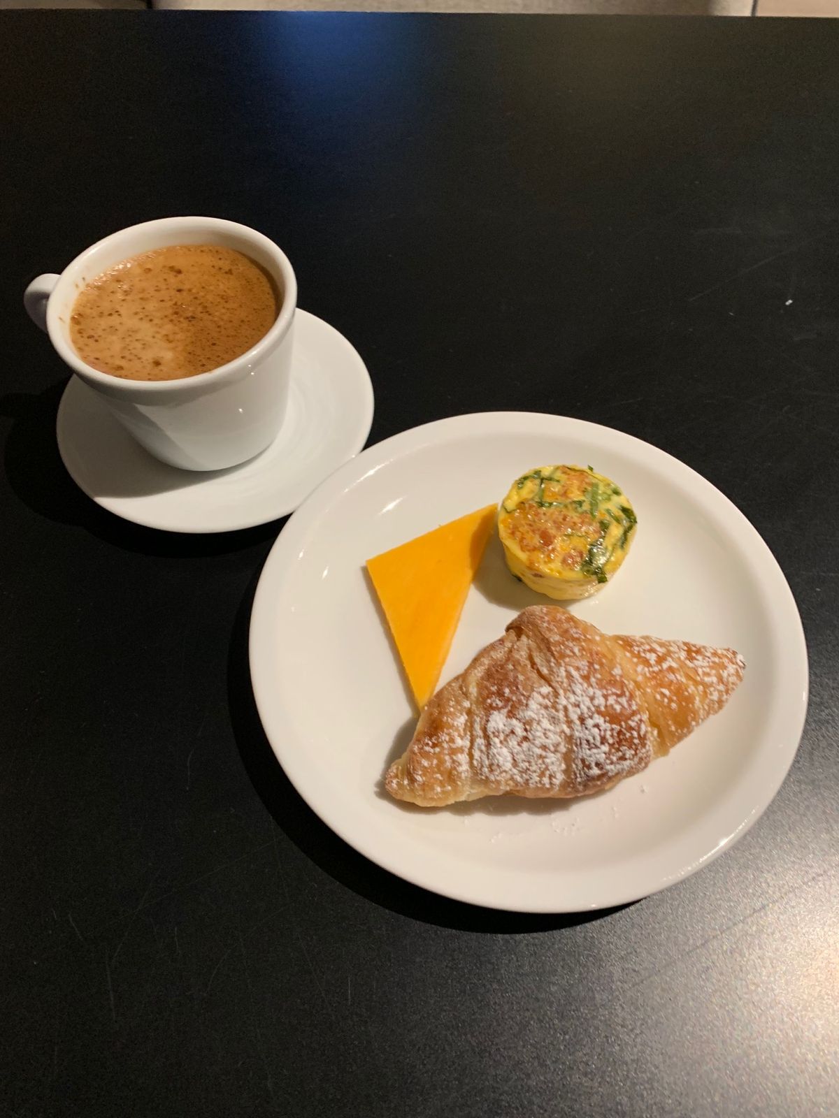 出発5分前に起きる。なんとか空港に間に合う。あぶなかった、、。