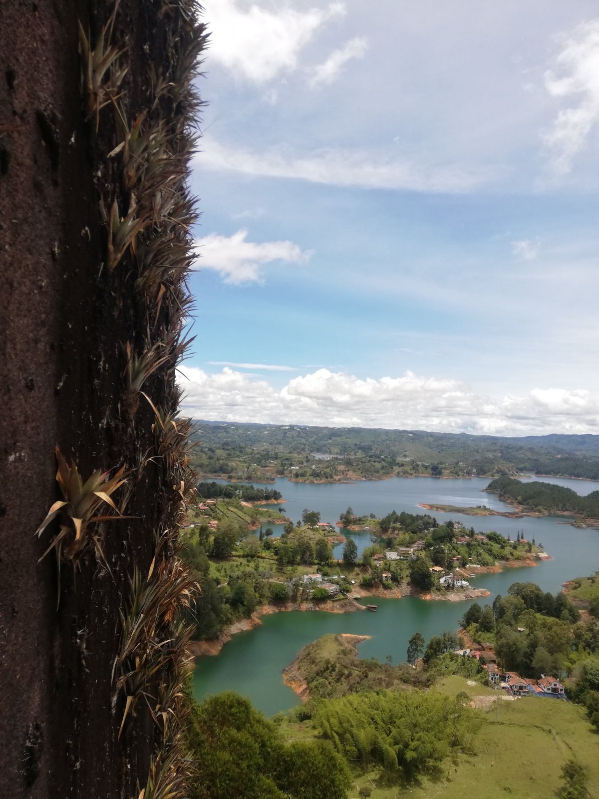 コロンビア第2の都市メデジン。かつては麻薬王パブロ・エスコバルが組織するメ...