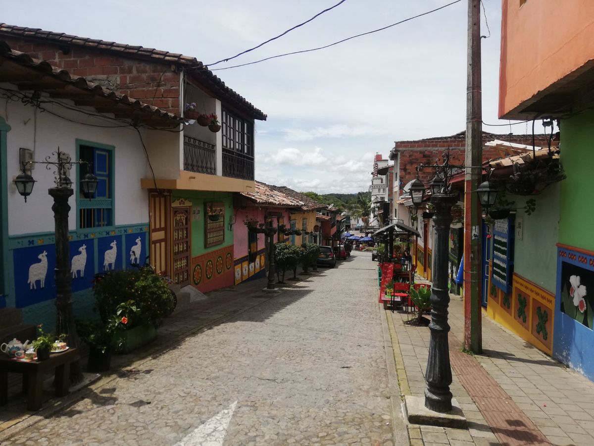 コロンビア第2の都市メデジン。かつては麻薬王パブロ・エスコバルが組織するメ...