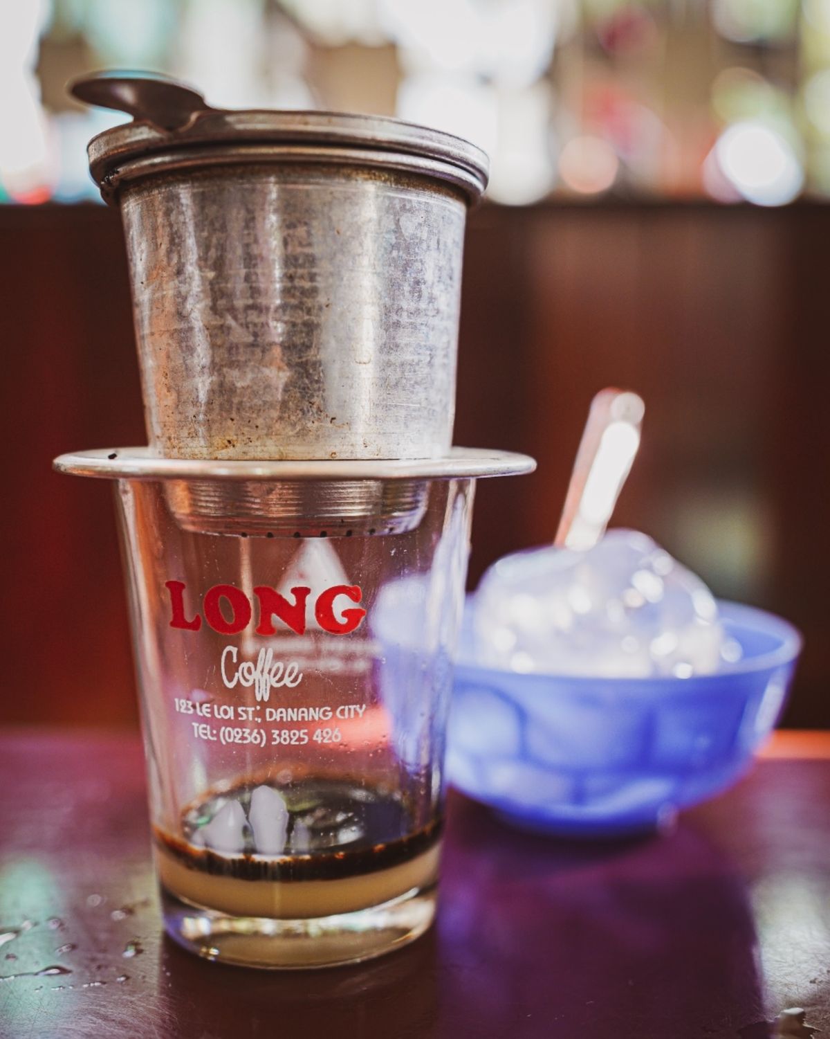 ‪バインセオを食べ、電線を眺めた。ダナン博物館まで歩こうと決めたが、思った...