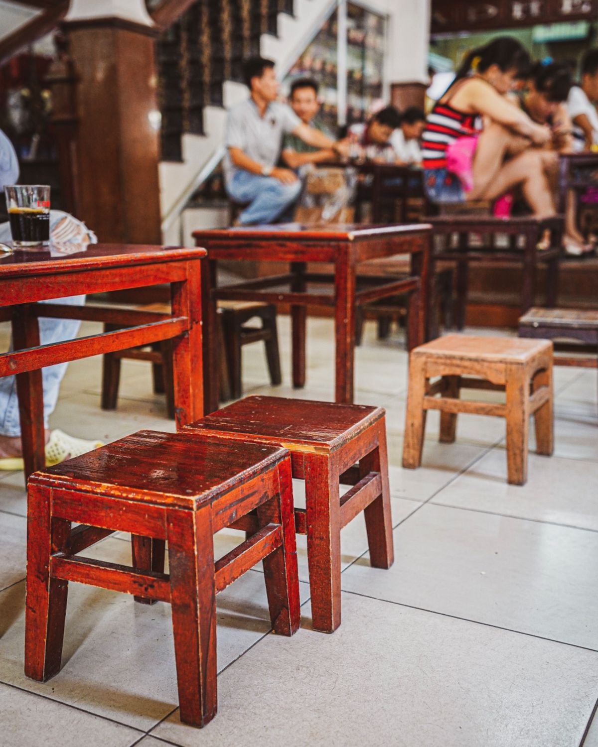 ‪バインセオを食べ、電線を眺めた。ダナン博物館まで歩こうと決めたが、思った...