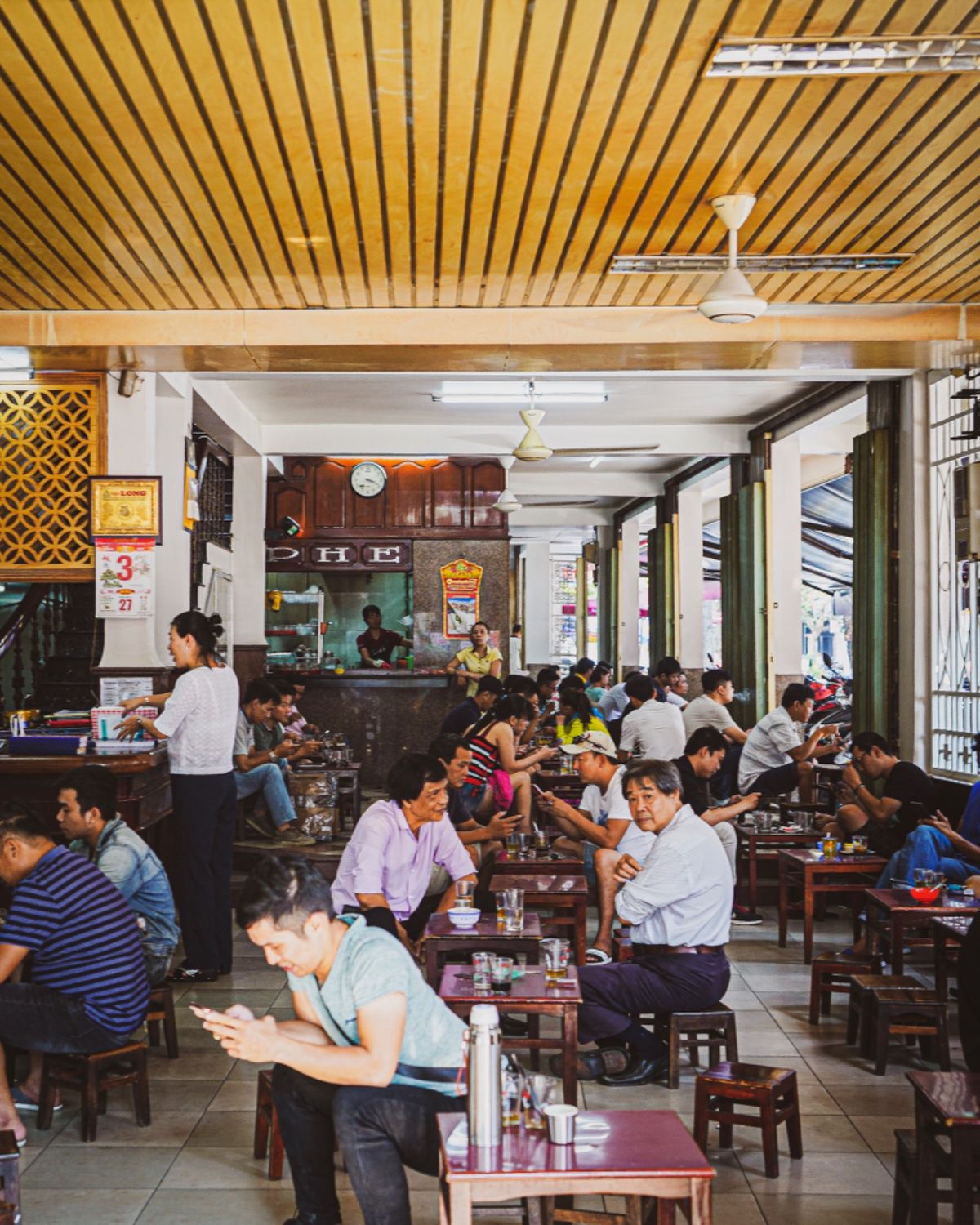 ‪バインセオを食べ、電線を眺めた。ダナン博物館まで歩こうと決めたが、思った...