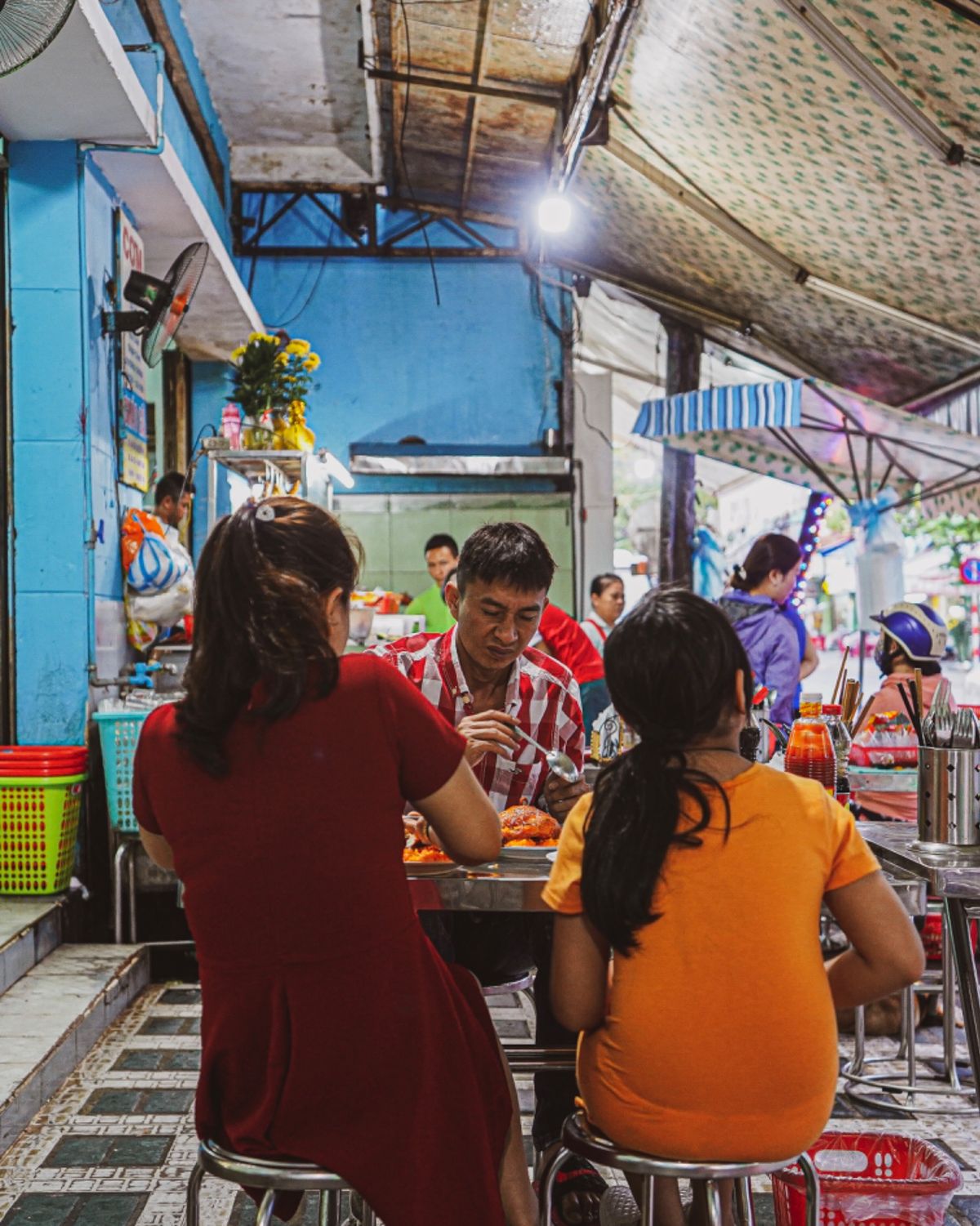 ‪隣には少し太った少年とその両親が座っていた。‬

‪3人とも同じものを食...