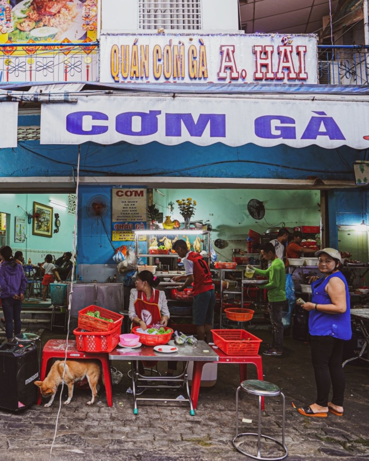‪隣には少し太った少年とその両親が座っていた。‬

‪3人とも同じものを食...