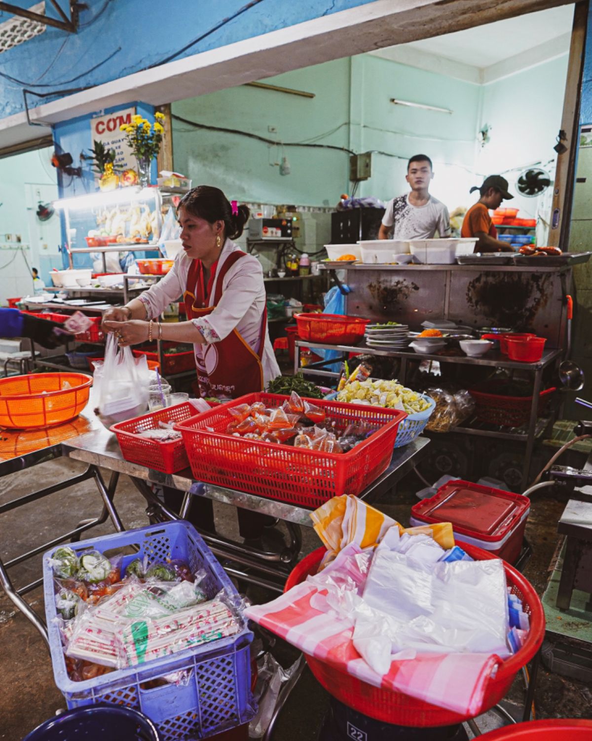 ‪隣には少し太った少年とその両親が座っていた。‬

‪3人とも同じものを食...