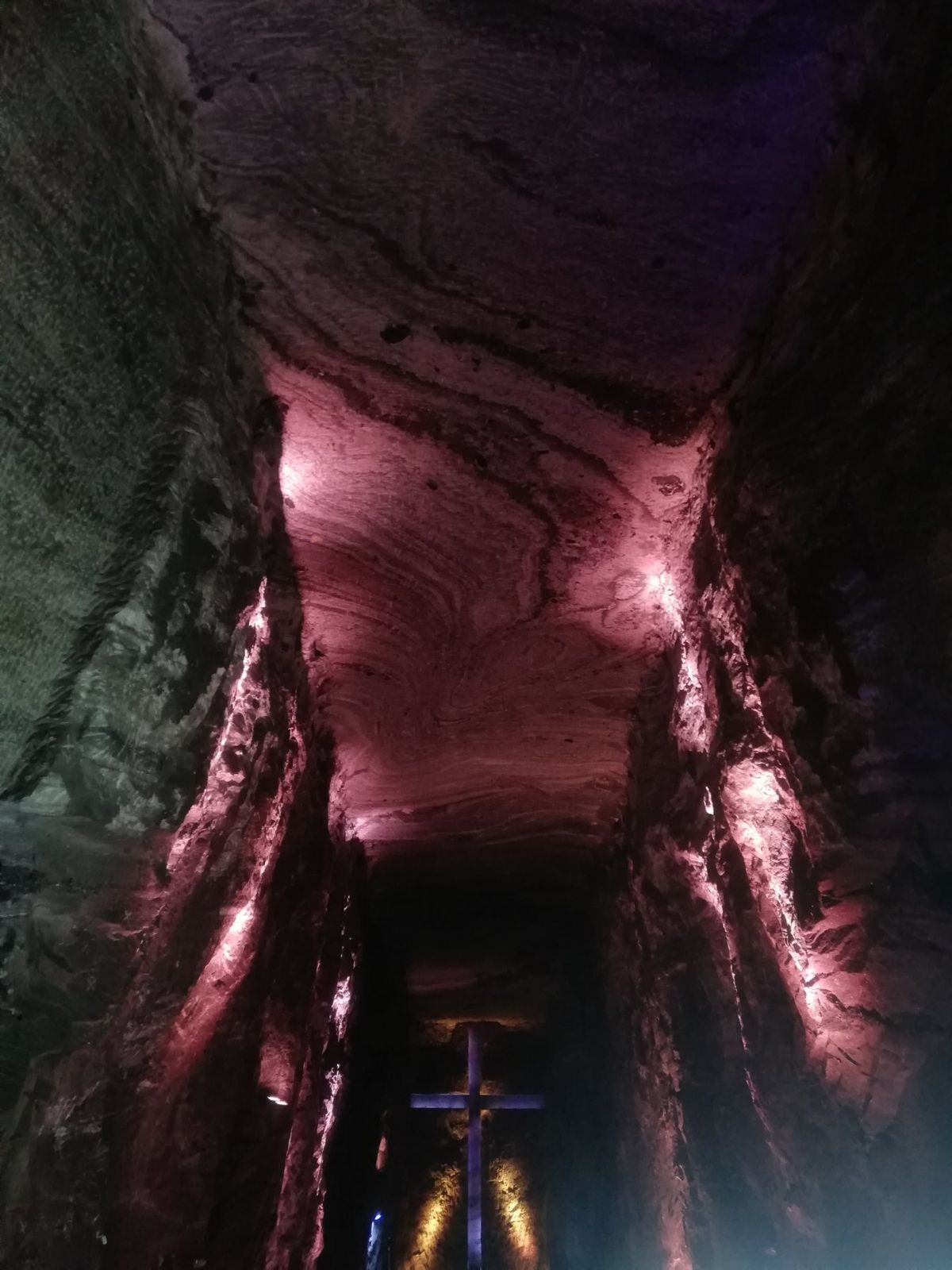 ボゴタからバスで一時間ほどの街シパキラにある塩の聖堂へ。かつて塩が採掘され...