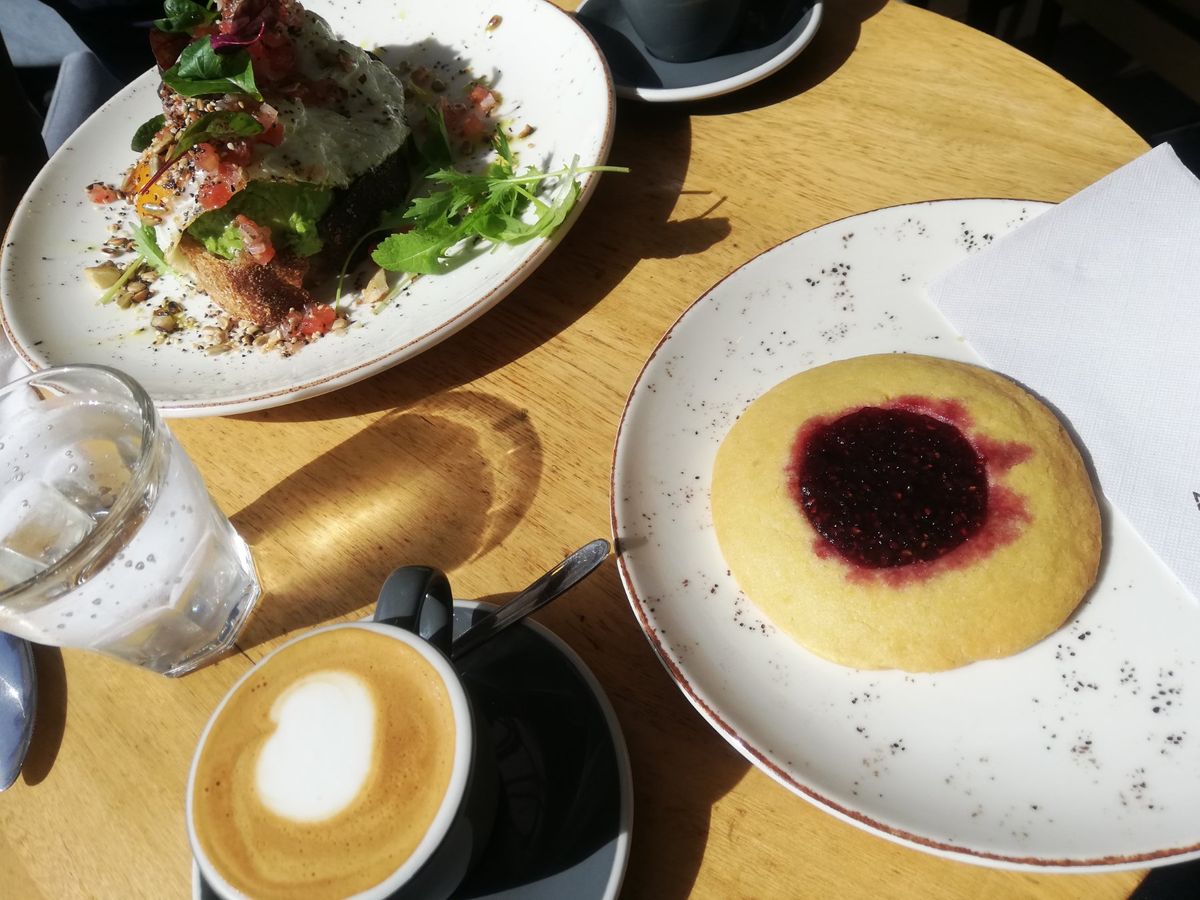 気まぐれで宿を変えたら、そこで友人とバッタリ遭遇。旅をしていると時々こうい...