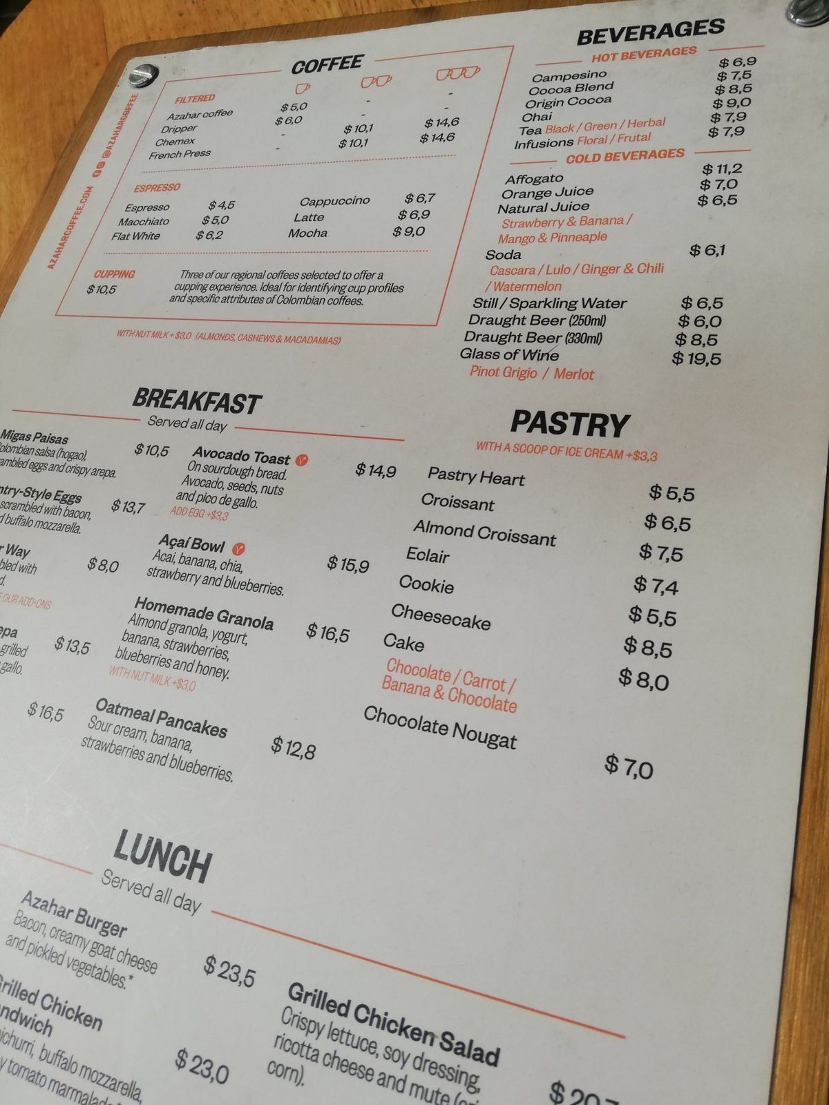 気まぐれで宿を変えたら、そこで友人とバッタリ遭遇。旅をしていると時々こうい...