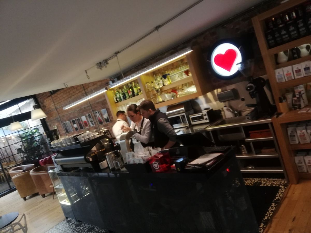 気まぐれで宿を変えたら、そこで友人とバッタリ遭遇。旅をしていると時々こうい...