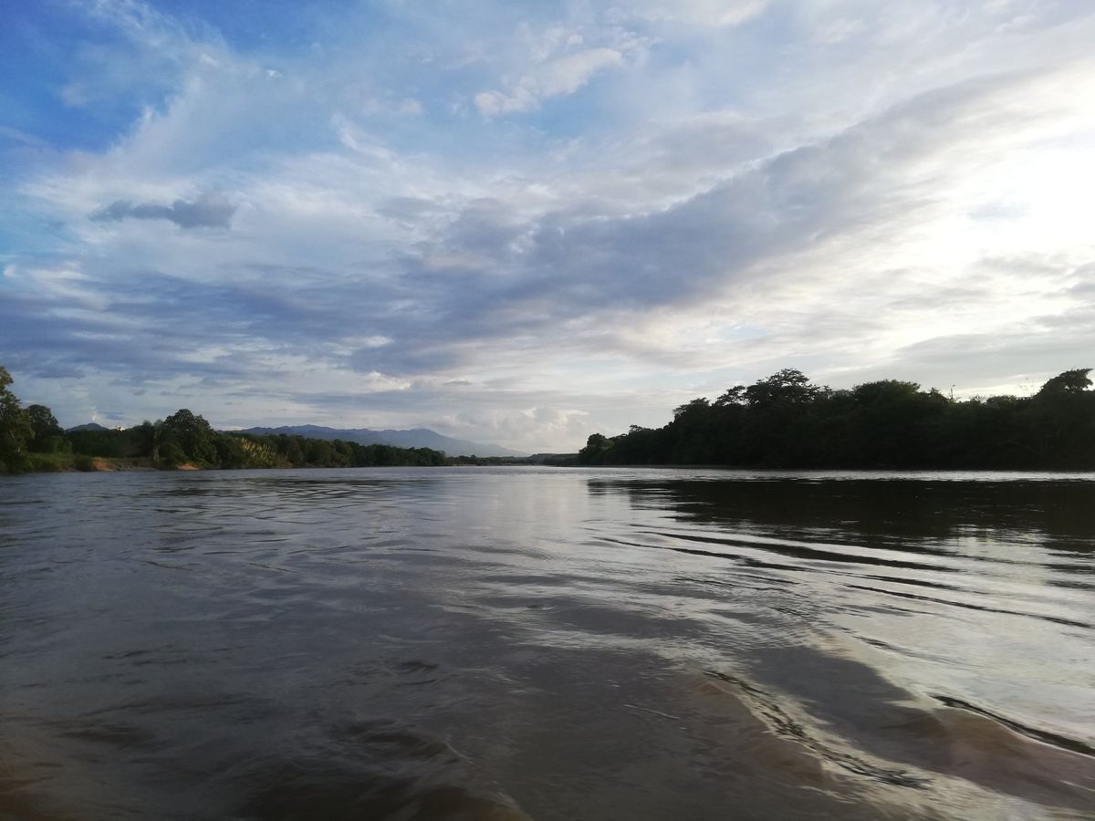 ボゴタ発の夜行バスでタタコア砂漠を目指す。明け方まだ暗い時刻に幹線道路沿い...