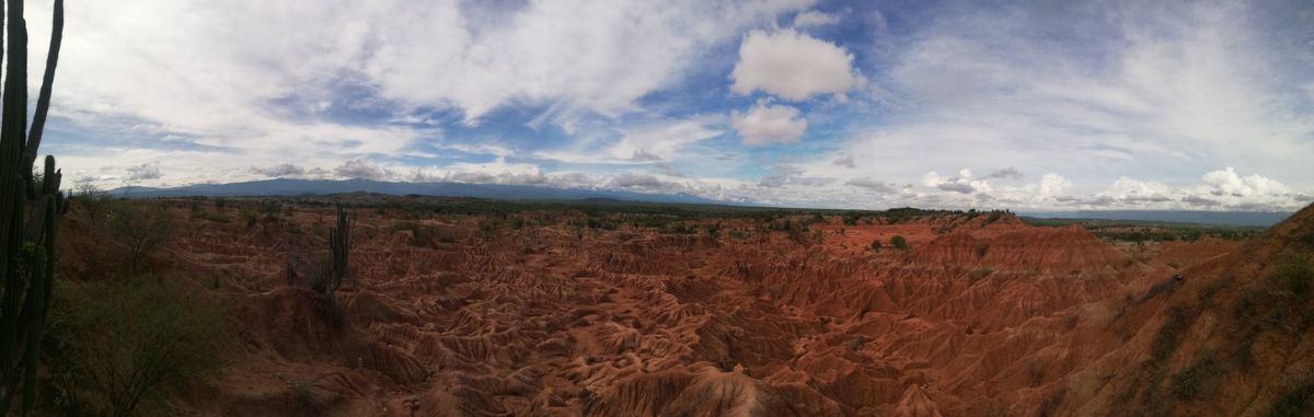 ボゴタ発の夜行バスでタタコア砂漠を目指す。明け方まだ暗い時刻に幹線道路沿い...