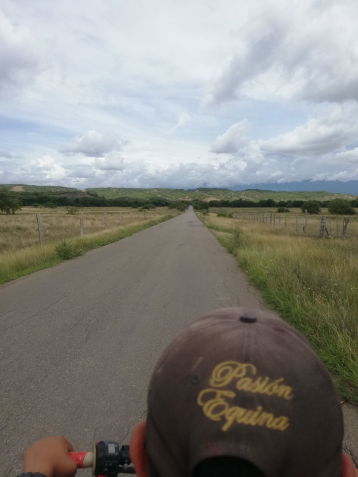 ボゴタ発の夜行バスでタタコア砂漠を目指す。明け方まだ暗い時刻に幹線道路沿い...