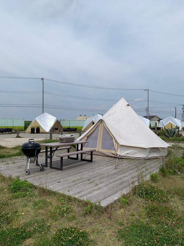 日本・千葉「ワイルドビーチ木更津と農業公園ぽんぽこ村」の写真：テントはこんな感じ。大人2子供2でも十分...