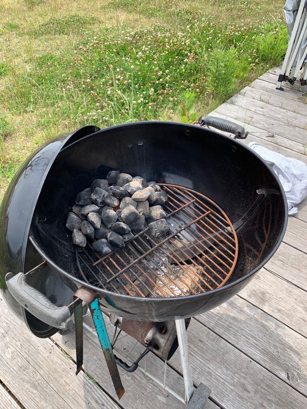 はじめての炭の入れ。着火材で簡単についた。