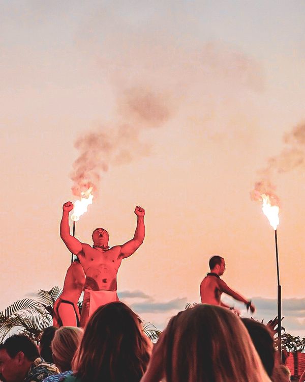 アメリカ(米国)・ハワイ「ハワイ家族旅行」の写真：雄叫びを上げる筋骨隆々の男。

ロイヤル...