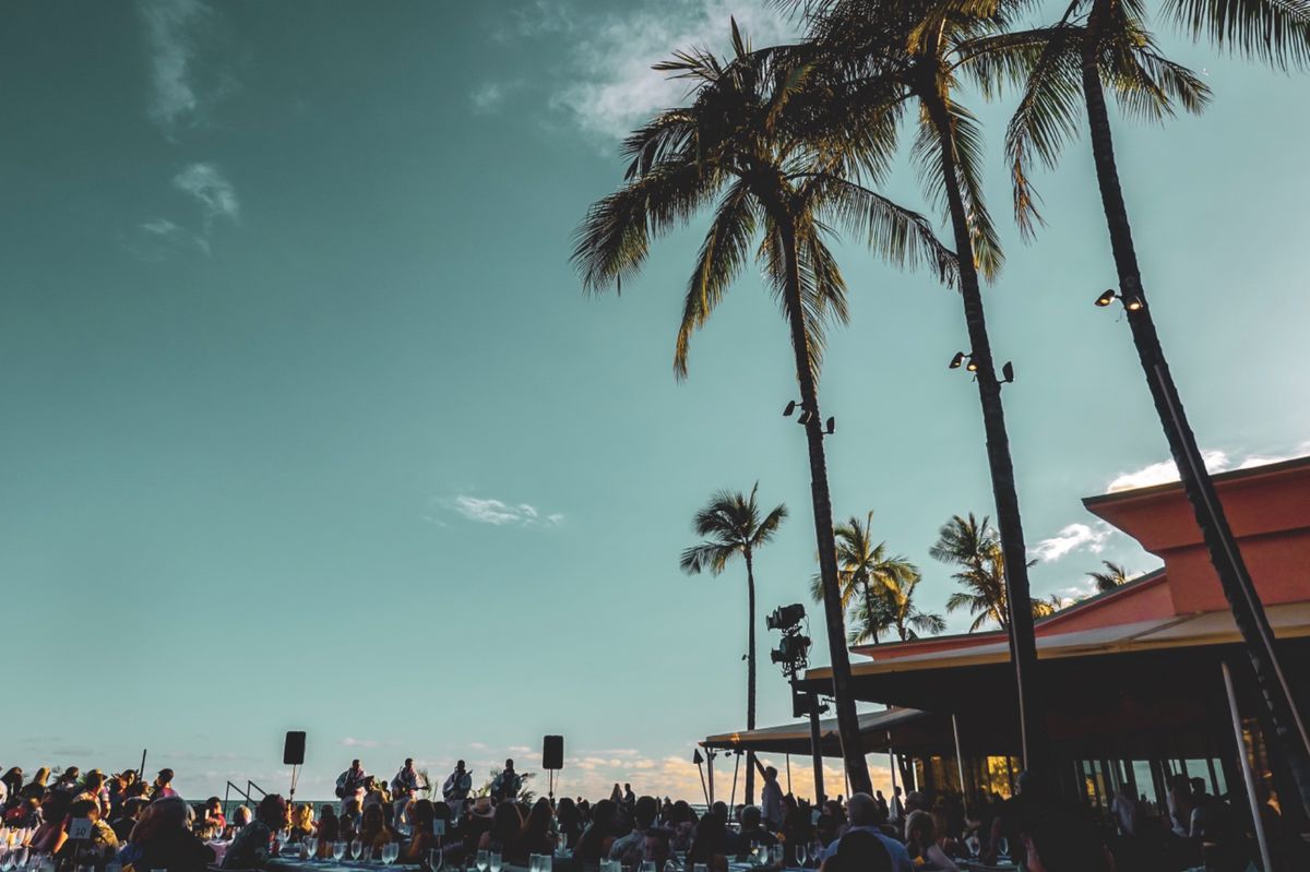 雄叫びを上げる筋骨隆々の男。

ロイヤルハワイアンホテルの中庭では
ルアウ...