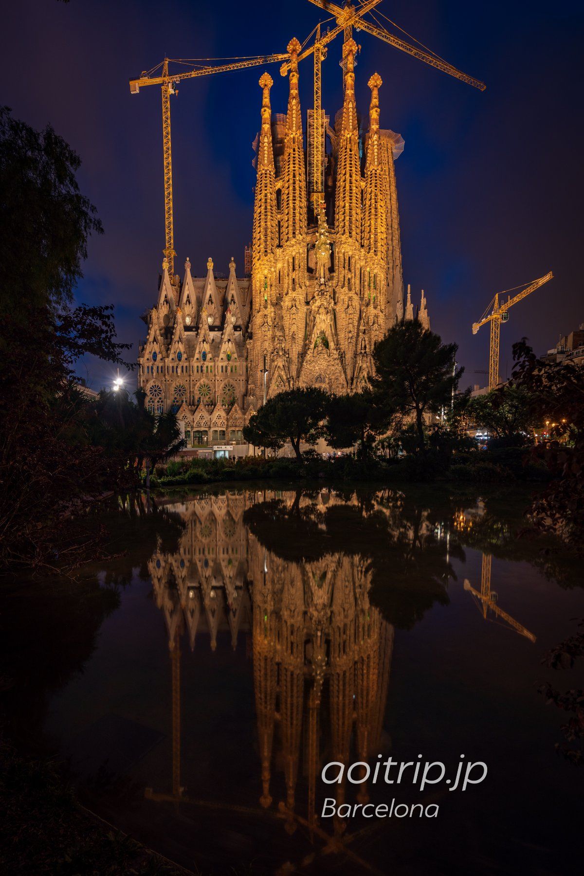 夜間にライトアップされる、バルセロナのサグラダファミリア。

コンクリート...