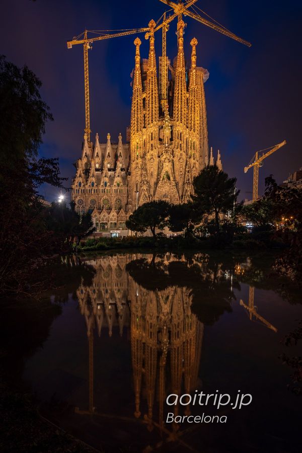 スペイン・バルセロナ「スペイン」の写真：夜間にライトアップされる、バルセロナのサ...