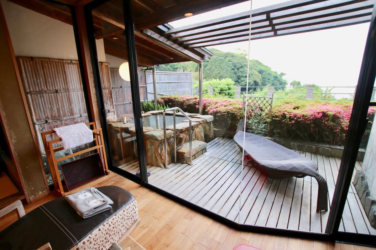 全室源泉かけ流しの露天風呂がついた旅館「いさり火」さんからは海を見ながら温...