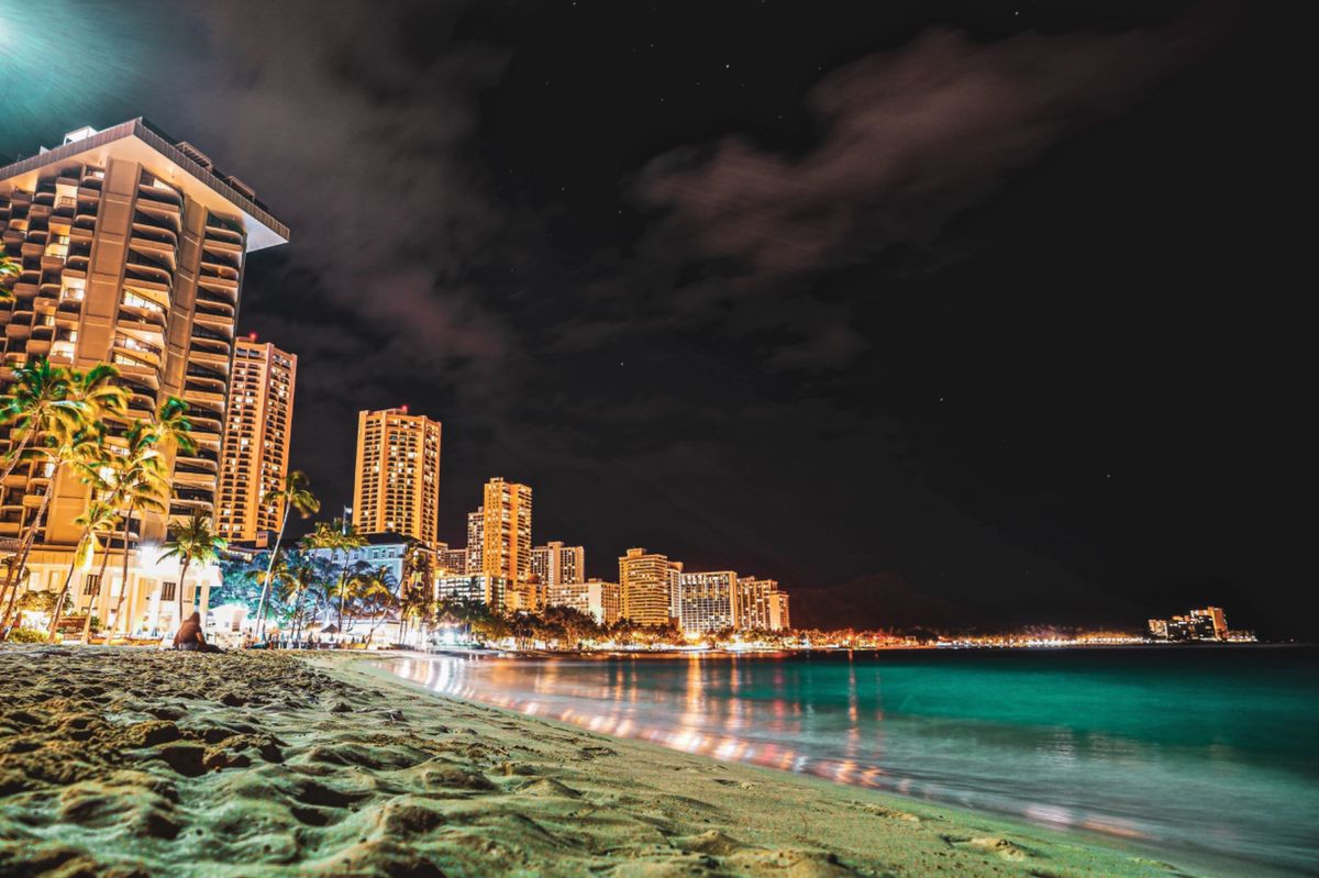 夜のワイキキビーチ

ホテルにの光に照らされて青く光る海。

写真を撮って...