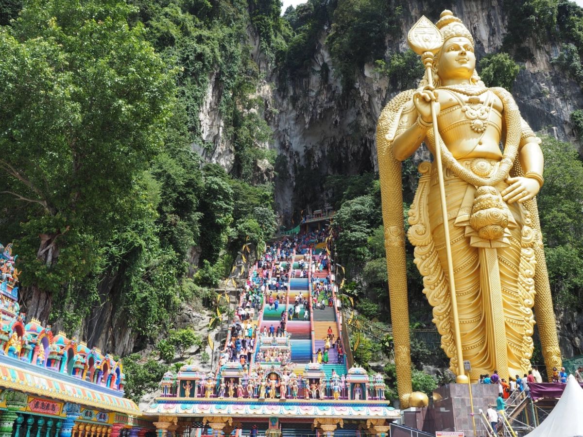 洞窟の中にあるヒンドゥー教の寺院。カラフルな階段が印象的でした。